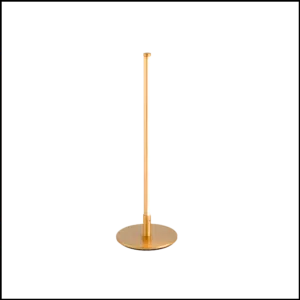 Abajur Slimled golden de mesa em aço carbono na cor dourada, pintura eletrostática, base em disco redondo e tubo com difusor