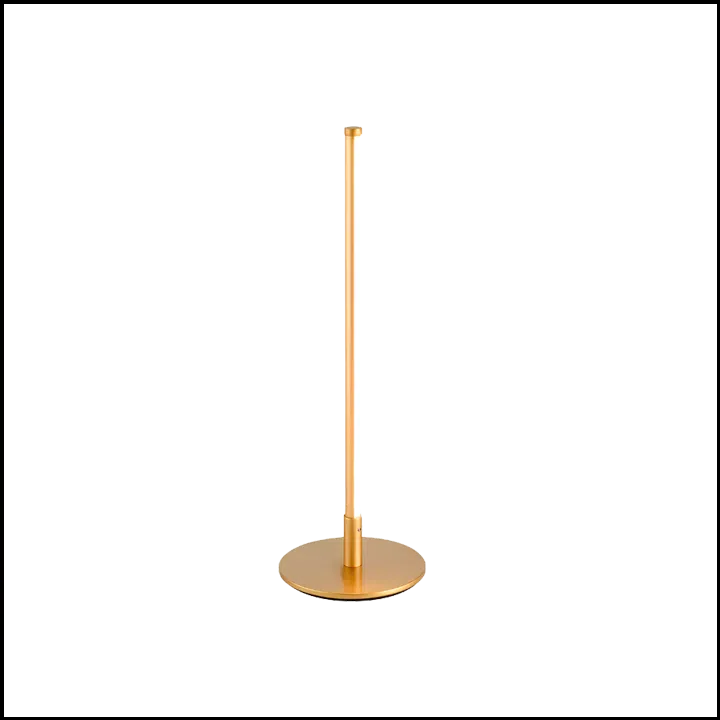 Abajur Slimled golden de mesa em aço carbono na cor dourada, pintura eletrostática, base em disco redondo e tubo com difusor