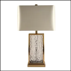 Abajur em vidro artesanal transparente e latão dourado com pantalha retangular em tecido algodão mercerizado brilhante na cor off-white