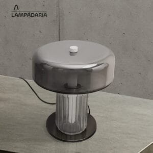 Abajur moderno de vidro em um ambiente moderno com paredes de concreto em cima de uma mesa lateral de concreto