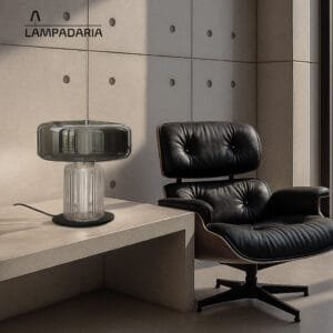 Abajur moderno de vidro em um ambiente moderno com paredes de concreto em cima de uma mesa lateral de concreto